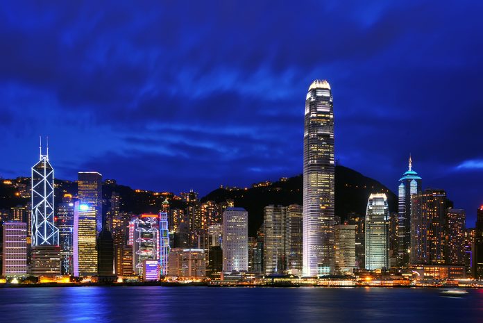 Hong Kong skyline in de avond