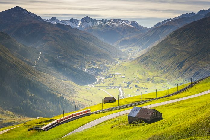 Trein door Zwitserse alpen Zwitserland bergen
